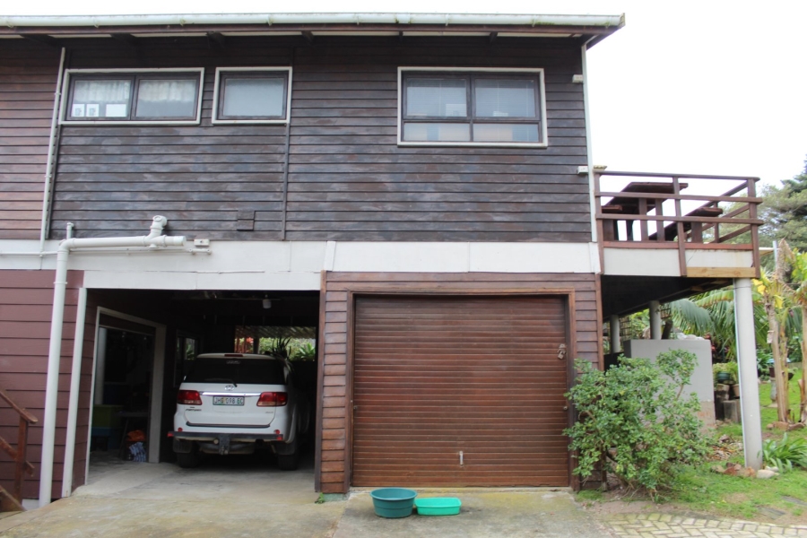 6 Bedroom Property for Sale in Paradise Beach Eastern Cape